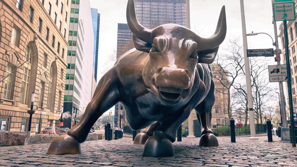 Silueta de un toro que representa el crecimiento en el comercio de divisas